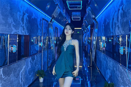 太原君悦荟ktv身材好的美女走廊拍照