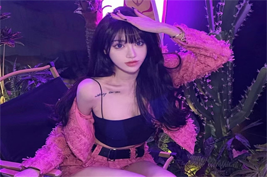 ktv美女工作中照片