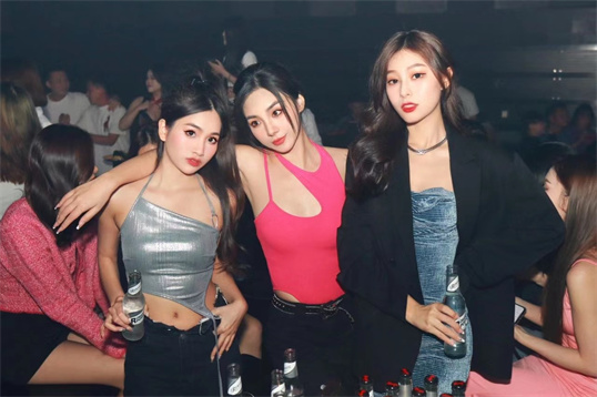 呼市莉莉玛莲莉莉玛莲KTV招聘美女模特