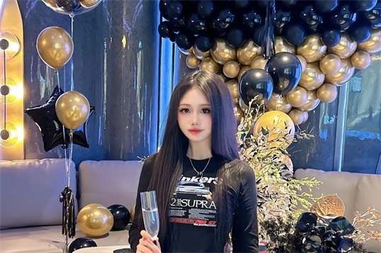 打扮清纯的ktv美女小姐姐